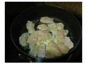 热锅倒油，放入腌好的鱼块煎至两边金黄