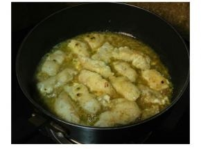 两边金黄色后倒入百香果料汁，煮至收汁即可