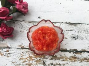 然后将去皮的番茄剁碎。