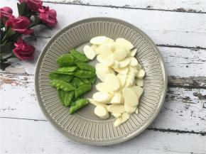 将山药去皮切成片，荷兰豆切分为两半。