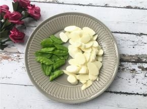 将山药去皮切成片，荷兰豆切分为两半。