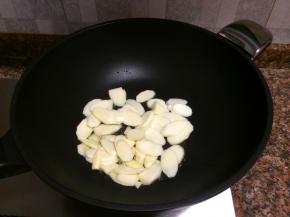 放入山药翻炒30秒。