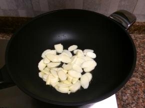 放入山药翻炒30秒。