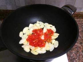 放入番茄碎翻炒30秒。