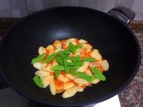 放入荷兰豆翻炒20秒。