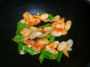 放入食盐翻炒20秒。（火稍微关小一些）