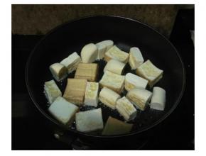 豆腐（两种）切块，锅烧热放入油，锅底撒上少量的蒜盐，放入豆腐，小火慢煎两边金黄后，将豆腐捞出备用。