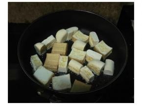 豆腐（两种）切块，锅烧热放入油，锅底撒上少量的蒜盐，放入豆腐，小火慢煎两边金黄后，将豆腐捞出备用。
