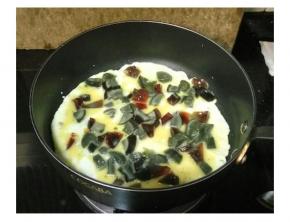 皮蛋剥去外壳，切成皮蛋丁装入打散了的鸡蛋液碗中拌匀；锅中加适量的油，倒入鸡蛋液，煎成蛋饼。