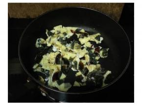 蛋饼煎好后，将蛋饼划烂