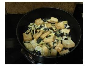 倒入煎好的豆腐块