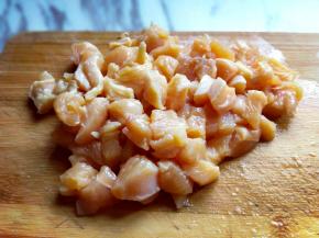 首先将鸡胸肉洗干净，切丁。