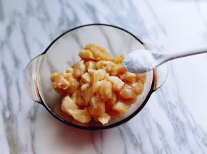 切好的鸡丁装入器具中，加入盐。