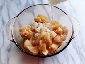 再加入料酒，抓拌均匀，腌制15分钟。