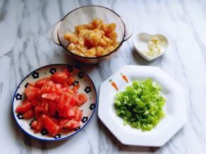 番茄洗干净切小块，青椒洗干净，去根，去籽，切丁，大蒜去皮切碎。