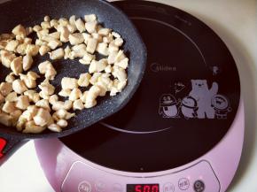 煸炒至鸡胸肉丁变色，盛出备用。