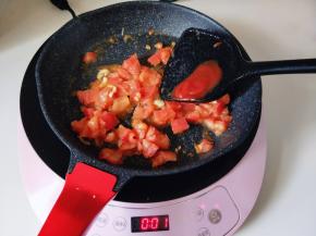 把番茄块炒软，加入番茄酱翻炒。