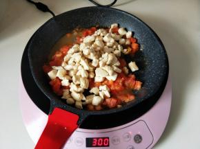 再加入炒过的鸡肉丁。