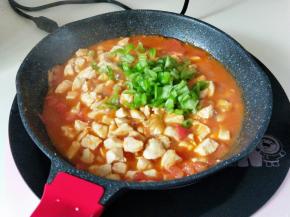 3分钟后加入切好的青椒翻炒均匀。2分钟后关火断电。