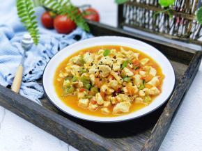 盛出装盘撒上熟黑芝麻。