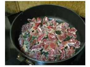 
 牛腱肉切薄片，加入适量梅粉，盐，糖，生粉和油抓匀，腌制一晚；
锅里热油加入腌制好的牛腱肉翻炒均匀，牛肉变色后捞出备用