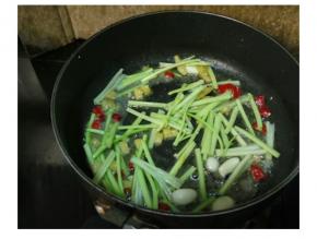 锅中热油加入切好的配菜放入少许盐和糖炒均匀
