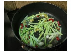 锅中热油加入切好的配菜放入少许盐和糖炒均匀