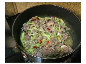配菜煸香后放入牛肉炒均即可