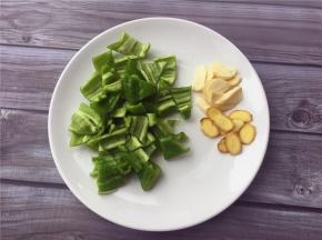 将青椒切成块，大蒜、生姜切片备用。