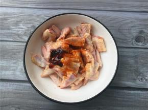 将鸡翅尖用剪刀剪成两半，加入适量蚝油、生抽、五香粉拌匀腌制一会儿。