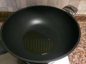 热锅倒油烧至八成热。