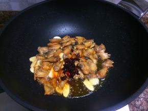 放入老干妈油辣椒翻炒10秒。