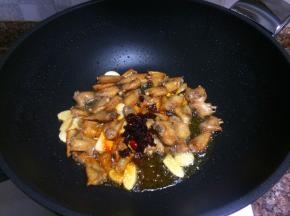 放入老干妈油辣椒翻炒10秒。