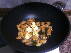 放入生姜、大蒜片翻炒15秒。