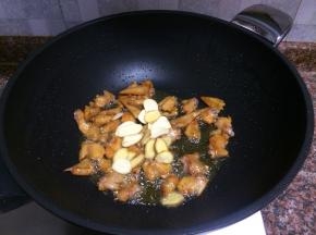 放入生姜、大蒜片翻炒15秒。