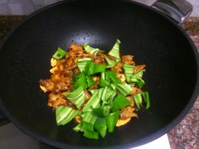 放入青椒翻炒30秒。