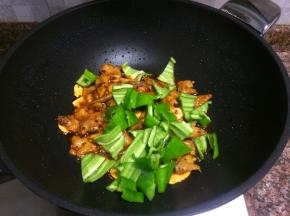 放入青椒翻炒30秒。