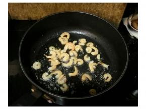 冷锅热油，放入蒜盐爆香放入沥干水分的虾米煸香（浸泡虾米的水不要倒掉）