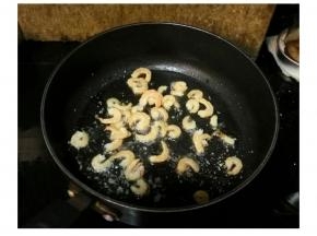 冷锅热油，放入蒜盐爆香放入沥干水分的虾米煸香（浸泡虾米的水不要倒掉）