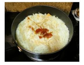 倒入浸泡过虾米的水，加入酱油、蚝油、料酒、鱼露小火煮五分钟（家里有煲仔的，这步可将所有材料移到煲里煮制）