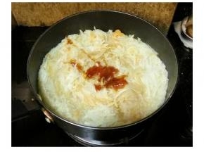 倒入浸泡过虾米的水，加入酱油、蚝油、料酒、鱼露小火煮五分钟（家里有煲仔的，这步可将所有材料移到煲里煮制）