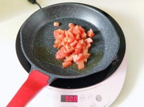 起油锅，加入切好的番茄煸炒。