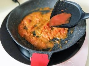 待番茄炒软，炒碎时加入番茄酱，炒至均匀。