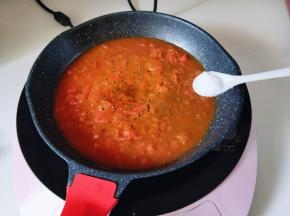 再加入一小勺白砂糖提鲜。