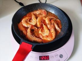 再把腌制好的虾放入番茄锅中，翻炒均匀。