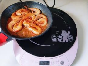 待虾变色，再烧2分钟，汤汁浓稠即可将电磁炉断电。（煤气也可以哈）