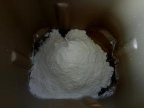 先制作油皮部分，将油皮部分的材料倒入面包机