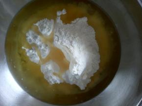 油酥部分，将油酥部分的材料混合均匀