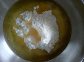 油酥部分，将油酥部分的材料混合均匀