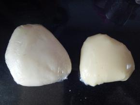 保鲜膜分别将油皮，油酥包好，放冰箱冷藏松弛20分钟